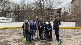 Дворовые хоккеисты провели традиционные субботники на хоккейных кортах