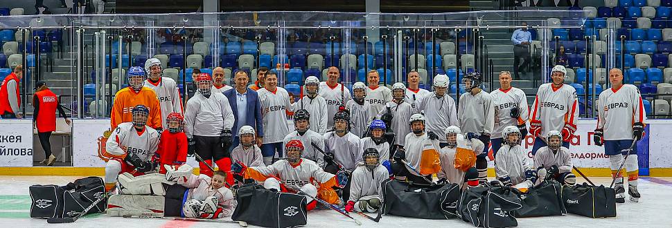 В Туле прошло вручение хоккейной экипировки для детей от компании Евраз Ванадий Тула