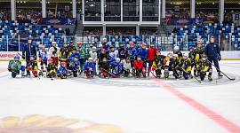 В Туле для дворовых хоккеистов организовали мастер-класс от АКМ