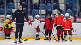 Для детских дворовых команд Тулы хоккеисты МХК "Академия Михайлова" показали мастер-класс