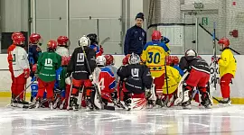 Дворовые хоккеисты из пяти команд приняли участие в проекте "День с командой АКМ"