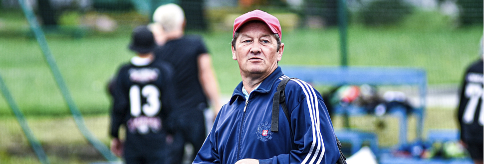 Михаил Николаевич Буслаев - тренер детской дворовой хоккейной команды "Сокол"