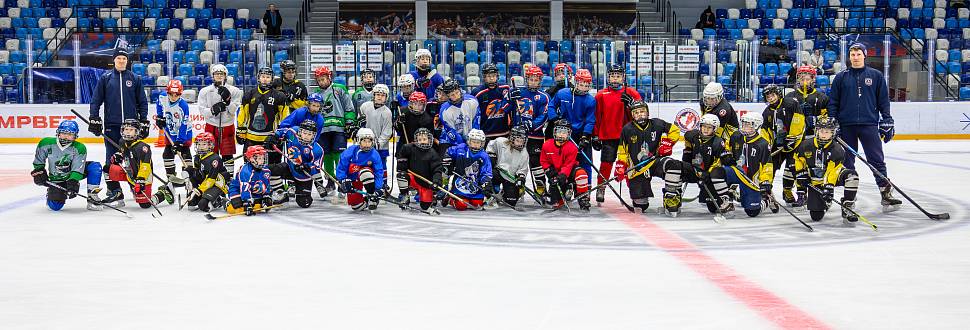 В Туле для дворовых хоккеистов организовали мастер-класс от АКМ